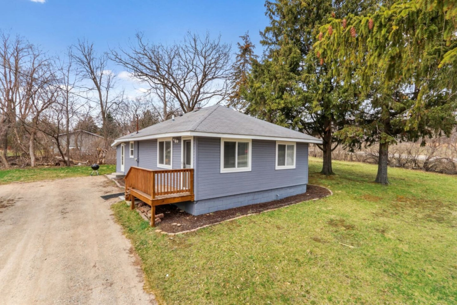 Cozy 2 bedroom Lake Geneva vacation rental home with fire pit and backyard